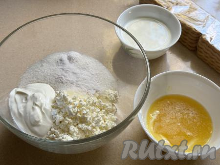 Творог и сметану можно использовать любой жирности. Я купила творог жирностью 5%, сметану - жирностью 15%. Сливочное масло растопить до жидкого состояния (удобно это делать в микроволновке), дать ему немного остыть. В глубокой миске соединить сахар, творог и сметану.