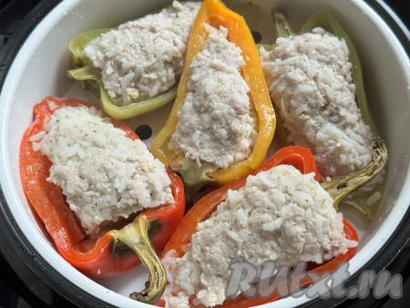После звукового сигнала мультиварки перцы будут готовы. 