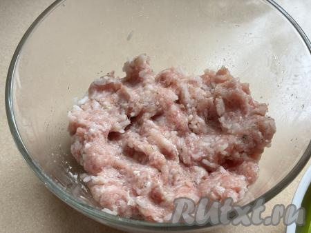 Тщательно перемешать фарш с рисом, специями и начинка для фарширования перцев готова. 
