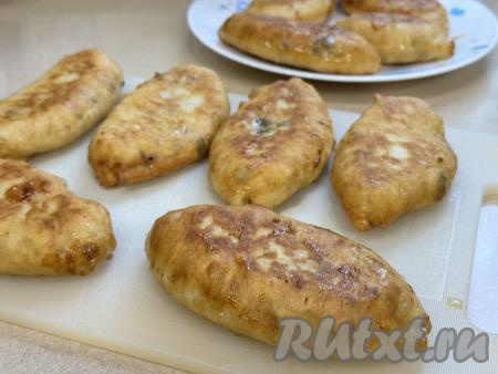 Готовые пирожки со сковороды перекладывать на тарелку, застеленную бумажным полотенцем, чтобы убрать излишки масла. 