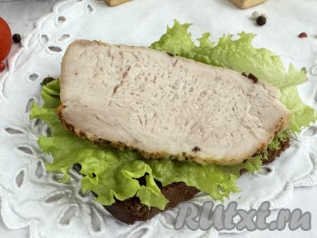 Кусочки нежной, ароматной свинины я подала к столу на ломтиках хлеба. 