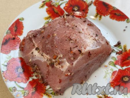 Хорошо натереть свинину чесноком и специями со всех сторон, оставить мясо мариноваться в прохладном месте минимум на 2-3 часа. 