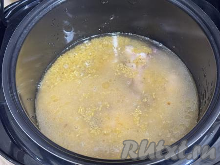 Влить 400 миллилитров горячей воды в чашу мультиварки, добавить немного соли. 