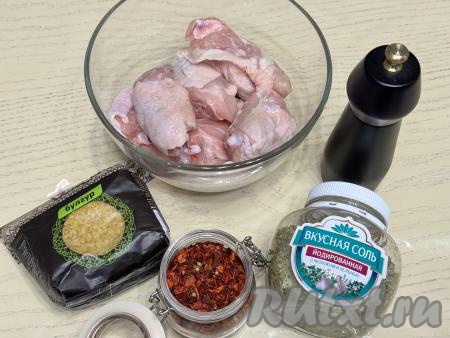 Подготовить продукты для приготовления куриных бёдер с булгуром в мультиварке. Бёдра разрезать пополам, промыть водой, обсушить.