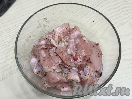 Хорошо перемешать куриные бёдра, покрывая их специями со всех сторон. 