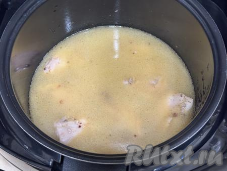 Перемешать булгур с бёдрами, закрыть крышку мультиварки, выставить режим "Плов" на 30 минут.