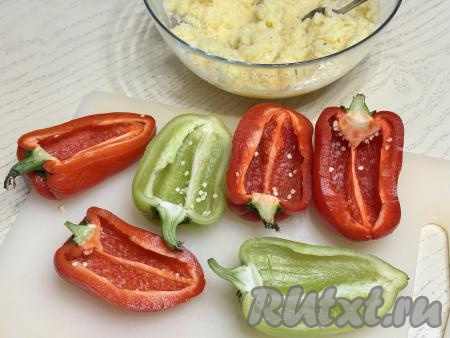Болгарский перец разрезать вдоль, удалить семечки, плодоножку можно оставить. Перец промыть водой, лишней воде дать стечь.