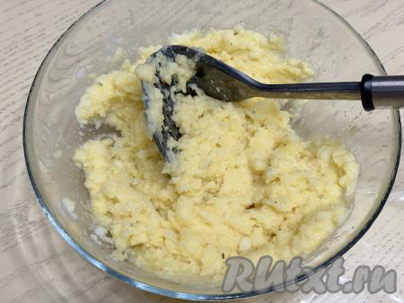 Ещё раз размять до получения однородного пюре. Если нужно, досолить и картофельное пюре для фарширования болгарских перцев готово.