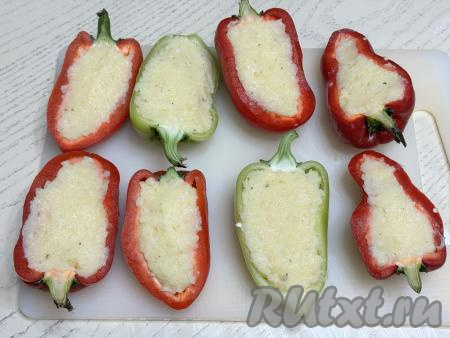 Наполнить половинки перцев подготовленным картофельным пюре. 