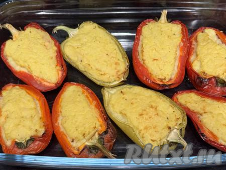 Запекать перцы с картофельным пюре минут 35. Перцы должны стать достаточно мягкими, легко прокалываться зубочисткой.