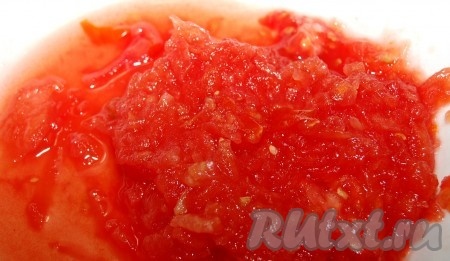 Варить 10 минут и затем  добавить натертые на крупной терке помидоры.