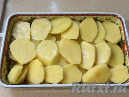 Выложить кружочки картошки внахлёст в жаропрочную форму. 