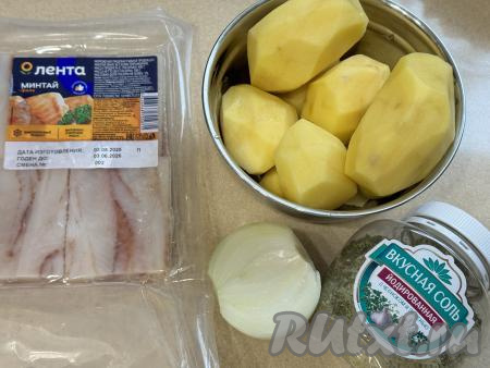 Подготовить продукты для приготовления минтая в брикетах с картошкой в духовке. Прессованное филе минтая разморозить при комнатной температуре. Картошку и лук почистить. 