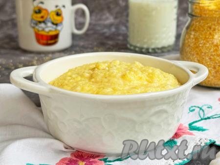 Вкусную, нежную, в меру густую кукурузную кашу, приготовленную на молоке, разложить из чаши мультиварки по тарелкам и сразу подать к столу. 