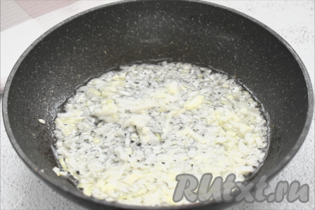 Пока варится картошка, обжарим овощи с грибами. Для этого прогреваем растительное масло в сковороде, выкладываем мелко нарезанный лук, обжариваем его до прозрачности (ориентировочно в течение 3-4 минут), время от времени перемешивая.