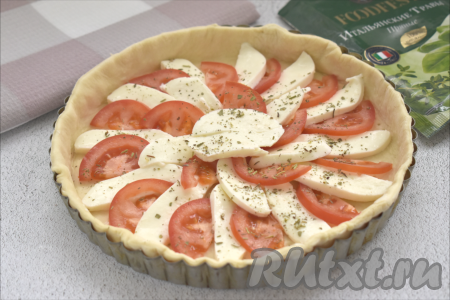 Присыпаем сверху начинку любимыми специями и подсаливаем по вкусу помидоры. В качестве специй я использовала прованские травы и чёрный молотый перец.