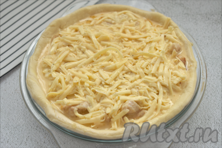 Мясо курицы покрываем заливкой из сливок, яиц и сыра.