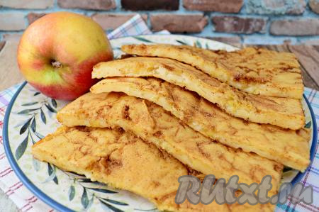 Вкуснейшие, ароматные блины, приготовленные в духовке, подавать можно и тёплыми, и остывшими. Яблоки придают блинчикам приятную сочность. При подаче эти блины можно дополнить вареньем, джемом, сгущёнкой или сметаной, хотя мне такие блинчики нравятся и без добавок.