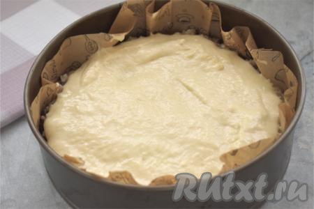 Равномерно выкладываем оставшееся тесто, хорошо покрывая начинку.