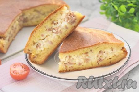 Аппетитный, вкусный, сытный заливной пирог с нежной начинкой из фарша и риса тёплым или полностью остывшим нарезаем на части и подаём к столу.