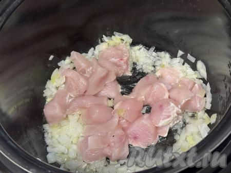 К обжаренному луку добавить нарезанное куриное мясо, перемешать.
