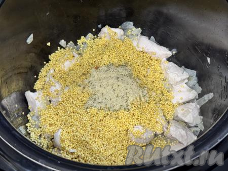 После окончания режима "Жарка" к мясу курицы, обжаренному с луком добавить подготовленное пшено, соль и специи по вкусу (в качестве специй я взяла "Вкусную соль", смешанную с чесноком и укропом).