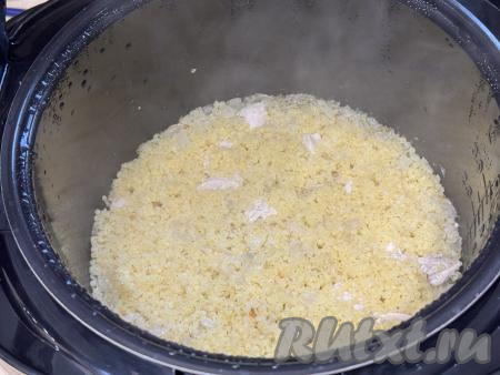 Выставить режим "Плов" на 40 минут. Готовить под закрытой крышкой до звукового сигнала. Затем открыть мультиварку, перемешать пшено с курицей. 