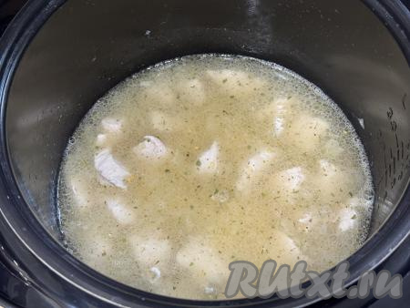 Влить 400 миллилитров воды комнатной температуры, перемешать. 