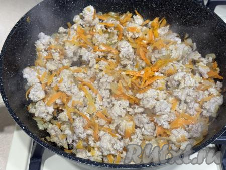 Обжарить фарш с овощами в течение 10-12 минут, достаточно часто разбивая комочки мяса.