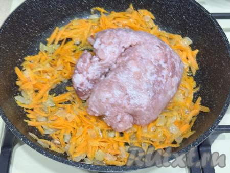 Перемешать овощи, а затем обжаривать их 6-7 минут (до мягкости морковки), периодически помешивая. К обжаренным овощам выложить мясной фарш.