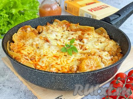 Ленивая лазанья с листами для лазаньи на сковороде
