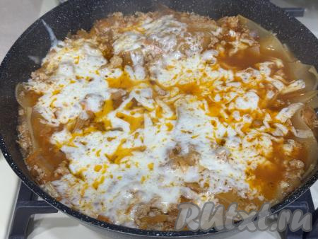 После расплавления сыра убрать сковороду с огня. 