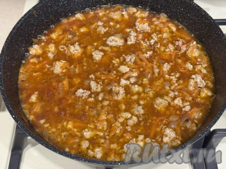 Перемешать фарш с томатной пастой и специями, довести мясной соус до кипения. 