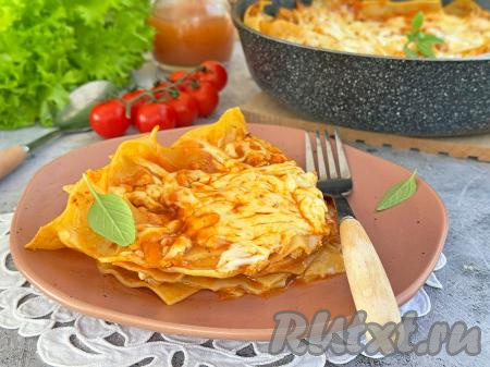 Вкусную, нежную, насыщенную ленивую лазанью, приготовленную с листами для лазаньи, разложить со сковороды по тарелкам и в горячем виде подать к столу.