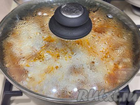 Накрыть сковороду крышкой и готовить на небольшом огне минуты 3 (до полного растворения сыра). 