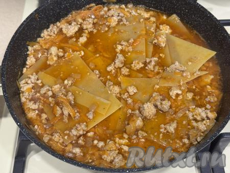 Постепенно листы лазаньи станут более мягкими, эластичными, их нужно полностью утопить в мясной соус.