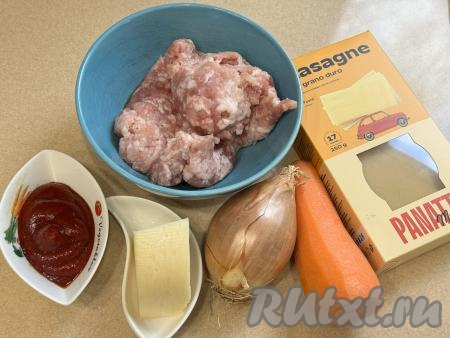 Подготовить продукты для приготовления ленивой лазаньи с листами для лазаньи на сковороде. Фарш для формирования лазаньи можно приготовить из любого мяса (я взяла свинину, но можно использовать и мякоть курицы, говядины, индейки). Для получения фарша нужно вымытое и обсушенное мясо пропустить через мясорубку в миску. При желании можно использовать и покупной мясной фарш. Лук и морковь почистить. 