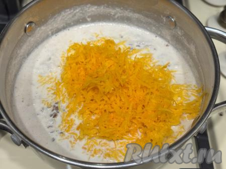 После того как молочная гречневая каша с момента закипания проварится 15 минут, добавить в неё натёртую тыкву, перемешать.