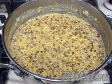 Готовую молочную гречневую кашу с тыквой снять с огня, накрыть крышкой, дать настояться в течение минут 10.