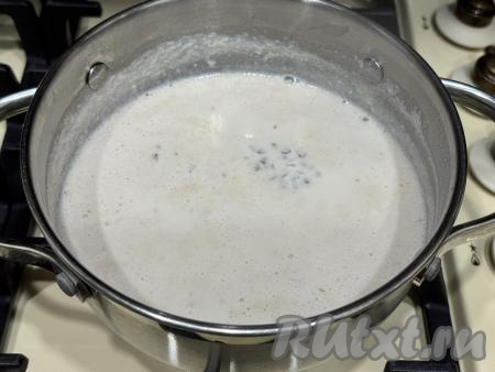 Довести молоко с гречкой до кипения, уменьшить огонь до минимума. Варить молочную гречневую кашу 15 минут. Несколько раз в процессе варки можно перемешать. 