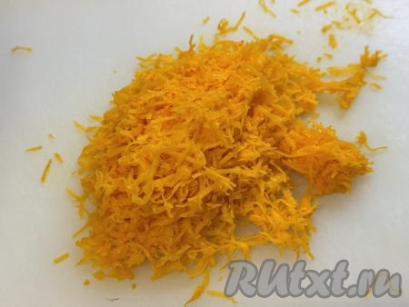 120 грамм тыквы, очищенной от кожуры, волокон и семечек, натереть на мелкой тёрке.