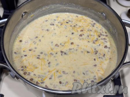 Дать гречневой каше с тыквой закипеть, уменьшить до минимума огонь, варить 15 минут, иногда перемешивая. В процессе варки попробовать молочную кашу на вкус, если сладости маловато, можно добавить ещё 1 столовую ложку (или по вкусу) сахара. 