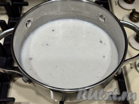 Как только молоко закипит, всыпать гречку, перемешать. 