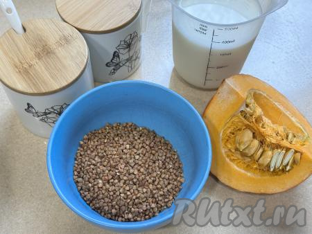 Подготовить продукты для приготовления гречневой каши с тыквой на молоке. Гречку, если необходимо, перебрать, удаляя некачественные ядрышки. Выложить гречку в сито и хорошо промыть под проточной водой. 