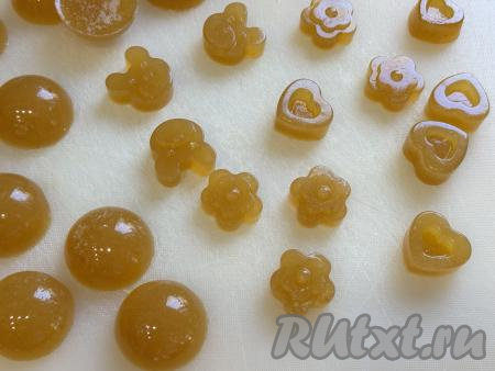 Готовый мармелад достать из формочек. Если вы формировали его в одной форме, тогда его нужно аккуратно вынуть из формы, нарезать на кубики.