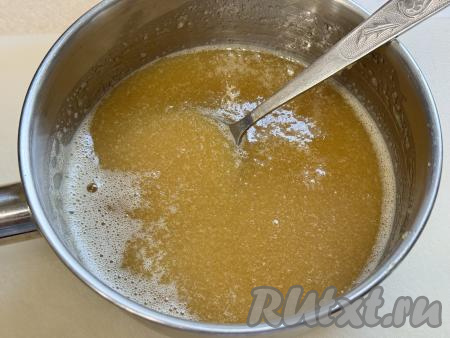 Яблочно-желатиновая масса должна стать однородной.