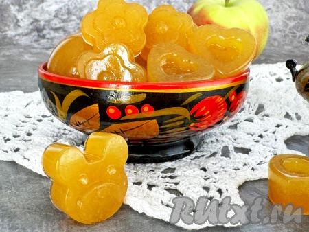 Очень вкусный, аппетитный, ароматный мармелад, приготовленный  из яблок с желатином в домашних условиях, подать к чаю. 