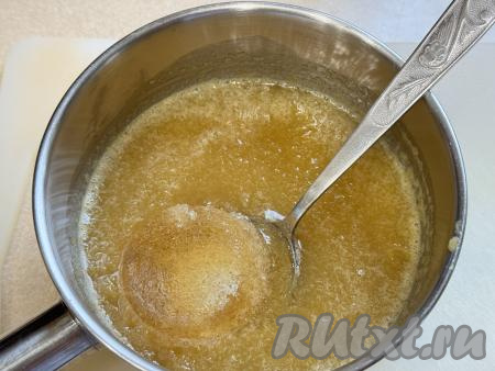 Сразу в горячее яблочное пюре добавить набухший желатин, тщательно перемешать (до полного растворения кристаллов желатина). 