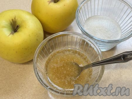 Желатин всыпать в небольшую ёмкость, влить 50 миллилитров холодной воды, перемешать и оставить набухать на 15-20 минут. 