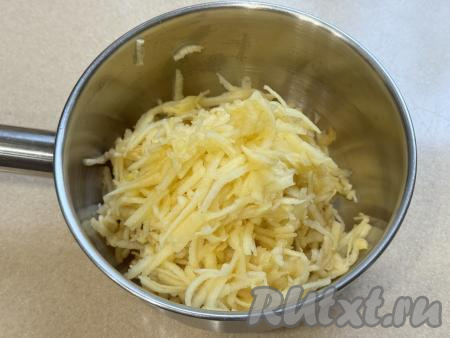 Яблоки, очищенные от кожуры, натереть на крупной тёрке, не затрагивая семенную коробку с семечками. Для приготовления мармелада потребуется 300 грамм натёртых яблок. Выложить натёртые яблоки в небольшую кастрюлю, влить 50 миллилитров воды, перемешать, поставить на огонь выше среднего. 